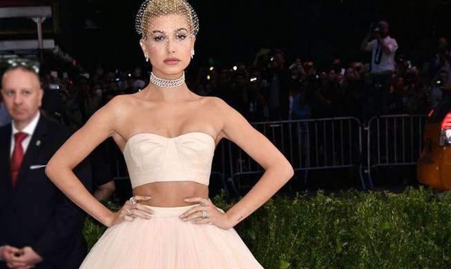 Hailey Baldwin - Met Gala - web  2 