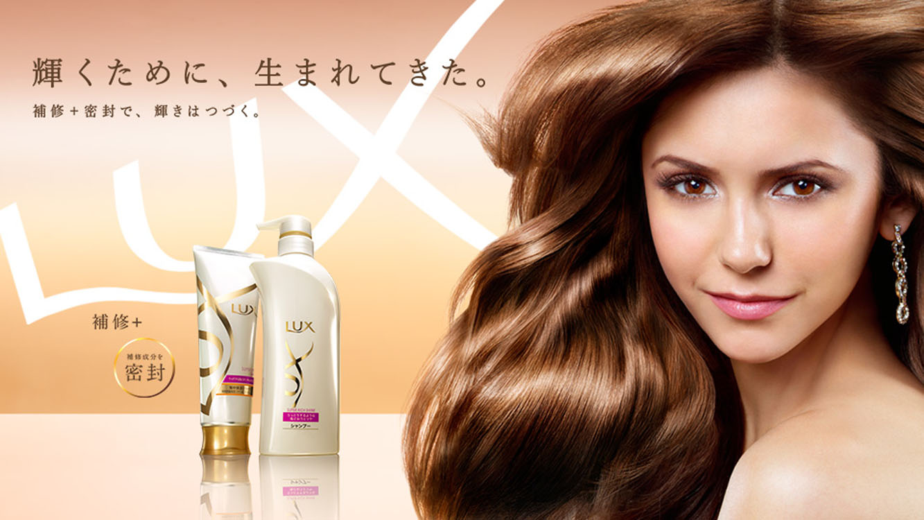 Рекламирует шампунь. Реклама шампуня для волос. Девушка для рекламы шампуня. Красивые волосы реклама шампуня. Реклама шампуней для волос баннер.